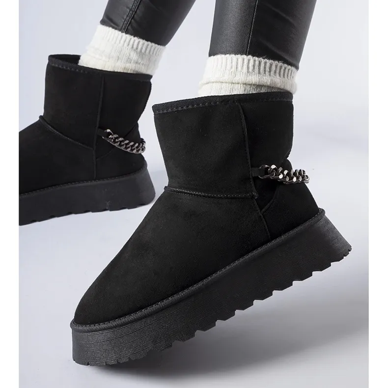 Black snow boots with a decorative Belfiore chain