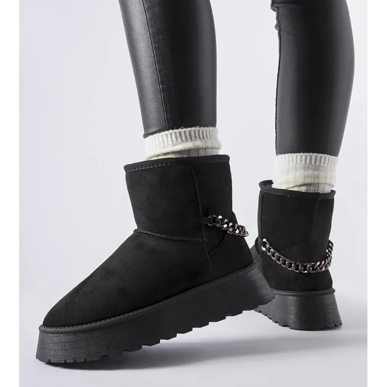 Black snow boots with a decorative Belfiore chain